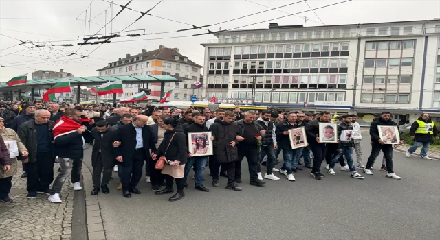 Almanya’da kundaklama sonucu çıkan yangında ölenler için yürüyüş ve anma töreni düzenlendi