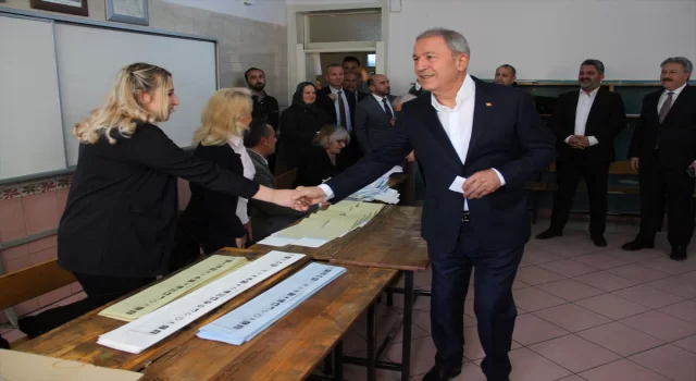Milletvekili Akar ile Büyükşehir Belediye Başkanı Büyükkılıç oy kullandı