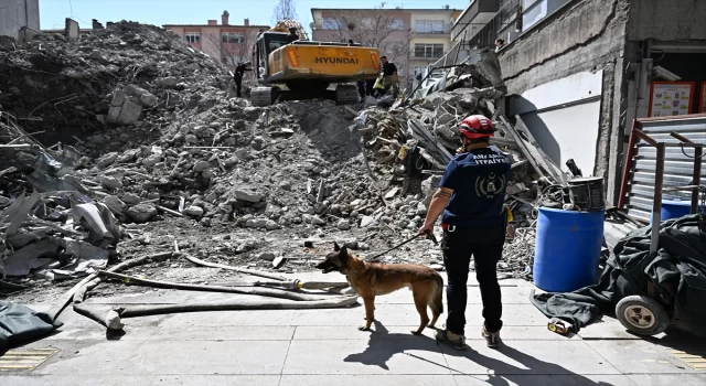 Ankara’da moloz kaldırma çalışmaları sırasında istinat duvarı çöktü