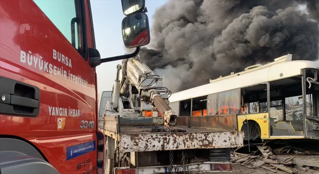 Bursa’da geri dönüşüm tesisindeki 6 hurda otobüs yandı