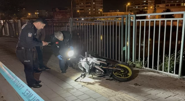 Adana’da kaldırıma çarpan motosikletteki 2 kişi öldü