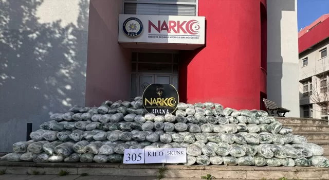 Adana’da tırda samanların arasına gizlenmiş 305 kilogram uyuşturucu ele geçirildi