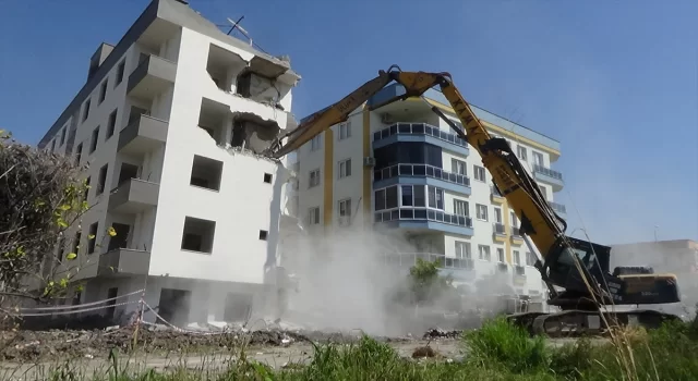 Mersin’de hafif yan yatan 4 katlı binanın yıkımına başlandı
