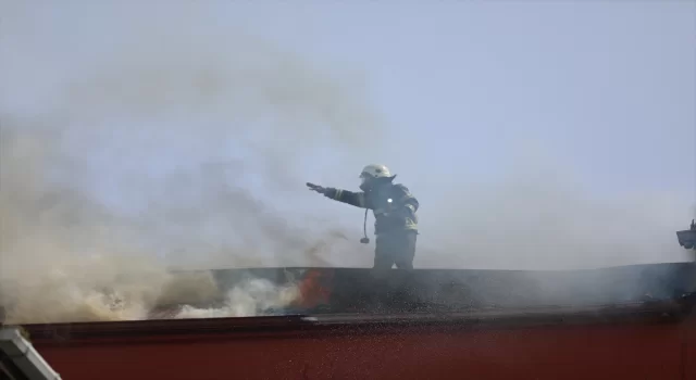 Tekirdağ’da bir binanın çatı katında çıkan yangın söndürüldü