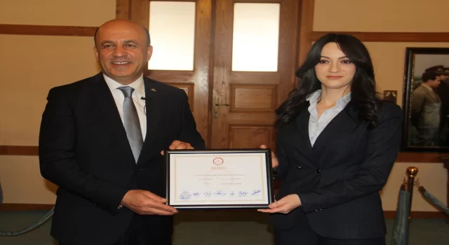 Sinop Belediye Başkanı Gürbüz, mazbatasını aldı