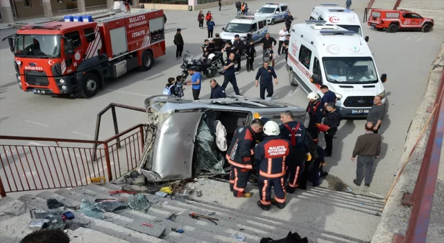 Malatya’da istinat duvarına çarpıp okul bahçesine düşen aracın sürücüsü yaralandı