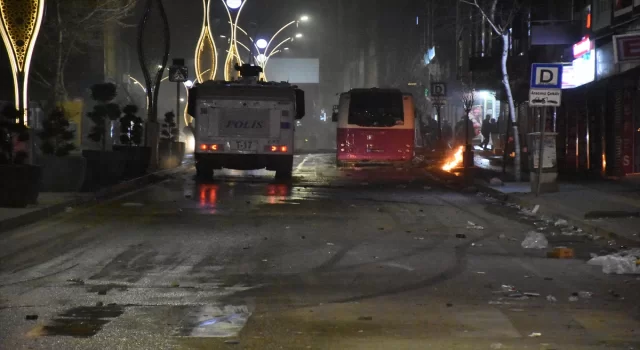 Van’da YSK’nin kararı sonrası güvenlik güçlerine taş atanlara polis müdahale etti