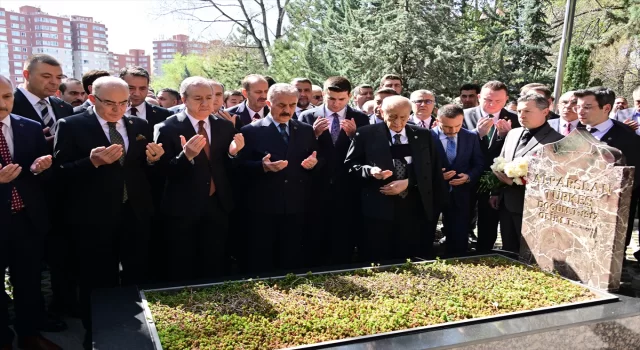 MHP Genel Başkanı Bahçeli, Alparslan Türkeş’in kabrini ziyaret etti 