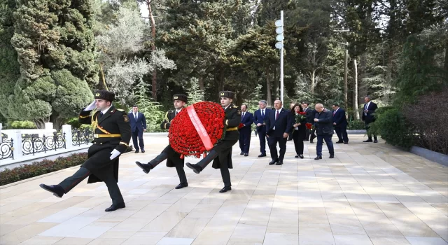 NATO Parlamenter Asamblesi Türk Delegasyonu Başkanı Çavuşoğlu, Bakü’de şehitlikleri ziyaret etti: