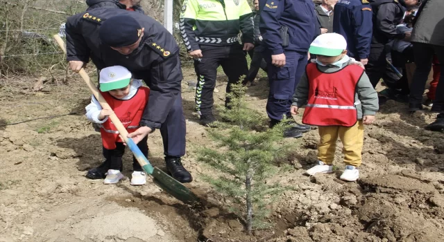 Komandolar geleceğe nefes olmak için fidanları toprakla buluşturdu 