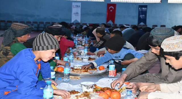 TİKA, Afganistan’da toplumun farklı kesimlerine iftar verdi