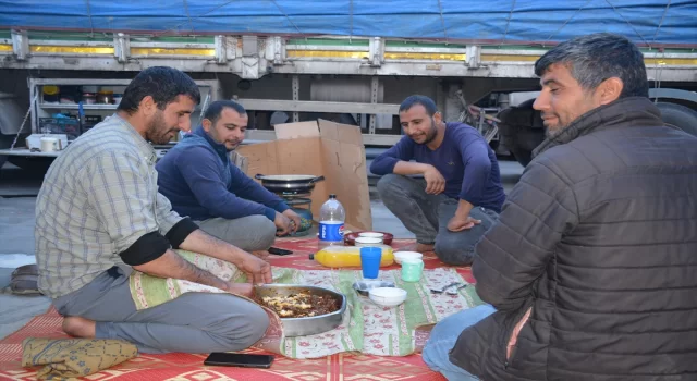 Irak’a yük taşıyan şoförler Habur Sınır Kapısı’nda iftar yapıyor