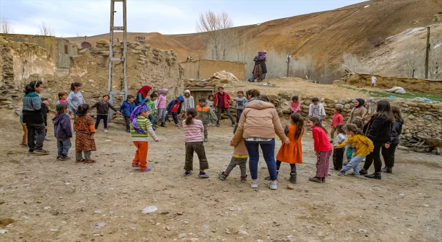 Van’da gönüllü gençler, bayram öncesinde 120 çocuğu sevindirdi