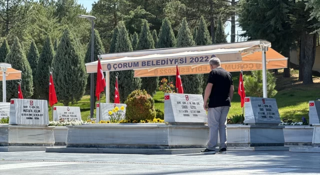 Çorum’da Ramazan Bayramı dolayısıyla şehit kabirlerine bayram şekeri bırakıldı