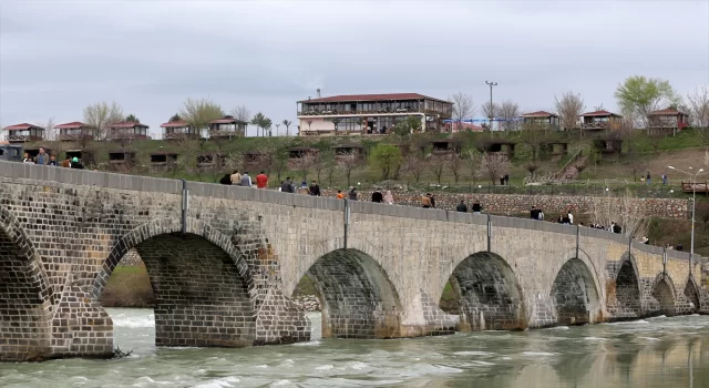 Muş’ta ziyaretçiler bayramın son gününü tarihi Murat Köprüsü’nde değerlendiriyor