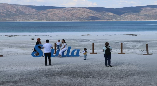 ”Türkiye’nin Maldivleri” Salda Gölü bayram tatilinde her gün binlerce kişiyi ağırlıyor