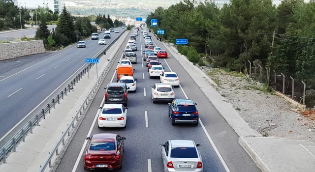 Muğla’da tatilciler, dönüş yolunda uzun araç kuyrukları oluşturdu