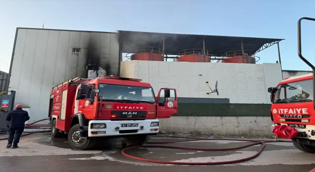 Kocaeli’de madeni yağ fabrikasında çıkan yangın söndürüldü