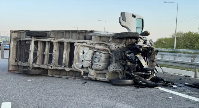 Kuzey Marmara Otoyolu’nda kamyonet otomobile çarptı, 2 ölü, 4 yaralı