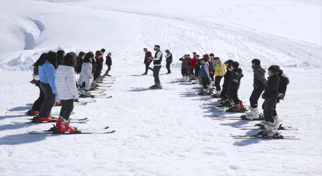 Hakkari’de 3 bin 200 öğrenciye kayak eğitimi verildi