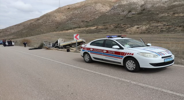 Sivas’ta devrilen kamyonetteki 1 kişi öldü, 2 kişi yaralandı