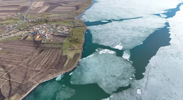 Buzları erimeye devam eden Çıldır Gölü dronla görüntülendi