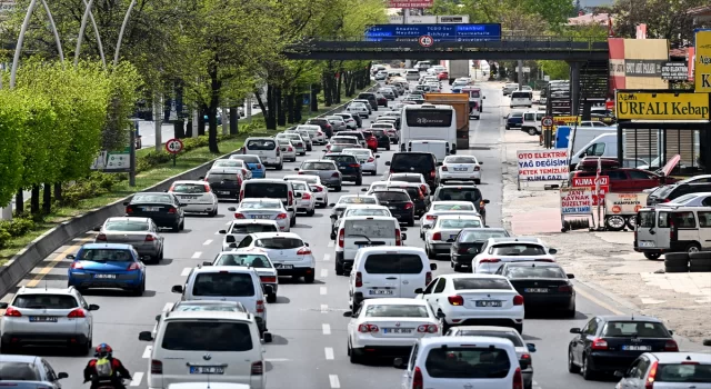 Ankara’ya giriş noktalarında bayram tatili dönüşü trafik yoğunluğu dikkati çekiyor