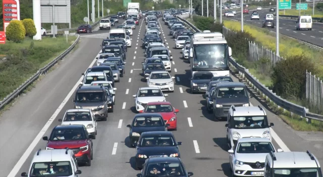 Bayram tatilinden dönenler Anadolu Otoyolu’nda akıcı yoğunluk oluşturuyor