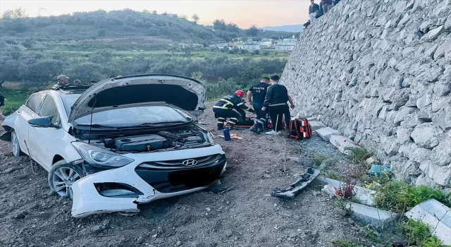 Hatay’da istinat duvarına çarpan otomobildeki 4 kişi yaralandı