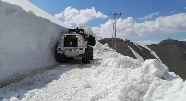 Hakkari’de kar kalınlığının 4 metreyi bulduğu üs bölgelerinin yolu açıldı