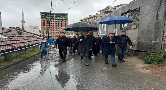 İstanbul Valisi Gül, Gaziosmanpaşa’da toprak kayması yaşanan alanda incelemede bulundu: