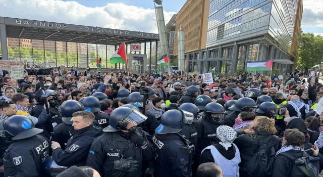 Berlin’de, Almanya’nın İsrail’e silah sevkiyatına protesto