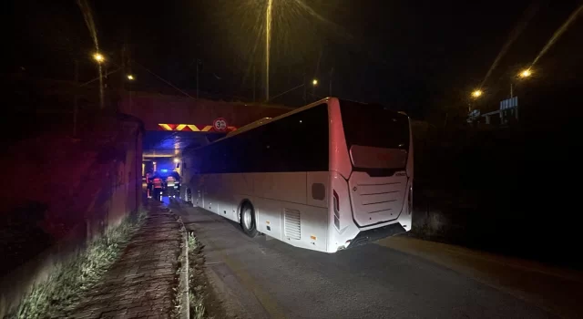 Bolu’da alt geçide sıkışan yolcu otobüsü kurtarıldı