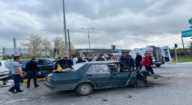 Balıkesir’de iki otomobilin çarpıştığı kazada 1 kişi öldü, 5 kişi yaralandı