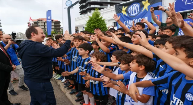 Mersin Valisi Pehlivan, çocuklarla futbol oynadı