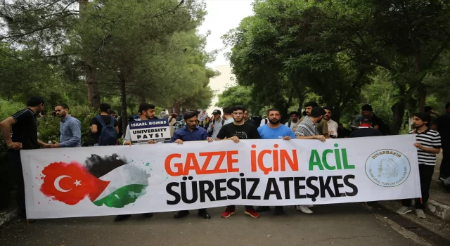 Dicle Üniversitesi öğrencileri ABD’deki Filistin eylemlerine oturma eylemi ile destek verdi