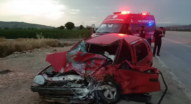 Adana’da hafif ticari araçla araba çarpıştı, 1 kişi öldü, 5 kişi yaralandı