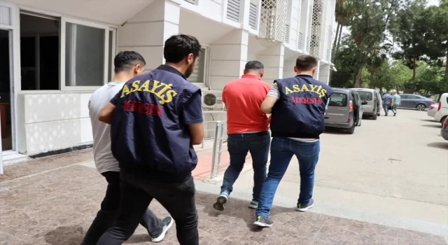 Mersin’de çaldıkları taksiyle yolcu taşıyan 2 sanık tutuklandı 