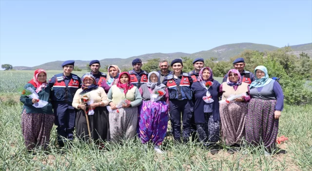 Kastamonu’da jandarma tarlada personel kadınların Anneler Günü’nü kutladı