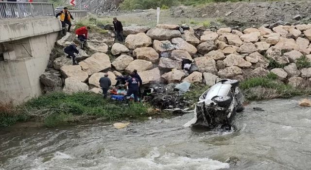 Erzincan’da dereye devrilen otomobildeki 1 kişi öldü, 1 kişi yaralandı