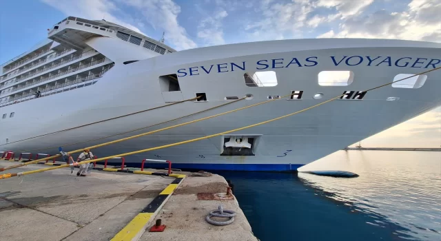 Lüks yolcu gemisi ”Seven Seas Voyager” Antalya Limanı’na demirledi