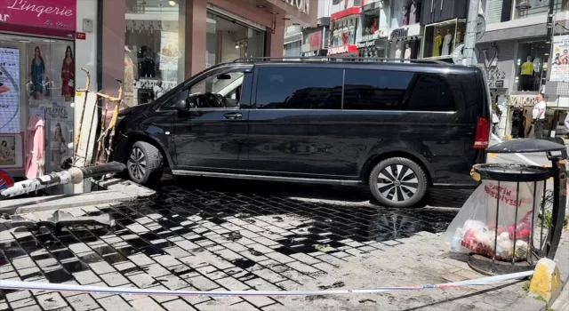 Fatih’te kontrolden çıkan minibüsün aydınlatma direğine çarptığı anlar güvenlik kamerasında