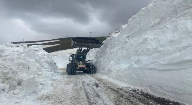 Hakkari’de karla mücadele ekipleri üs bölgesinin yolunu açmaya çalışıyor