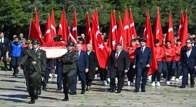 Gençlik ve Spor Bakanı Bak ile beraberindeki heyet Anıtkabir’i ziyaret etti