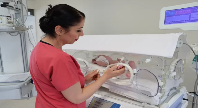 Adana Şehir Hastanesinin ebeleri Neşe ve Mine, annelerin en mutlu anına tanıklık ediyor