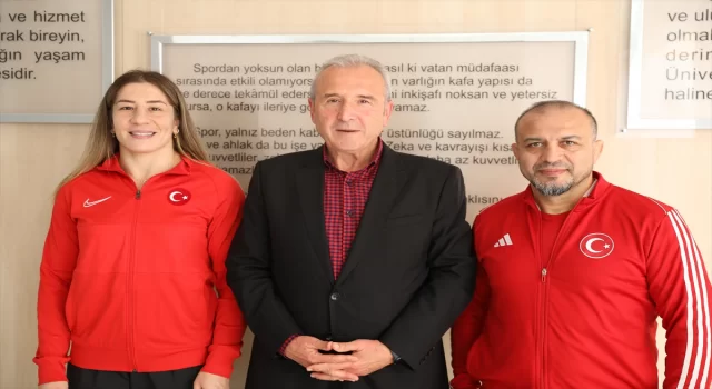 Dünya şampiyonu güreşçi Yasemin Adar Yiğit, Edirne’de BESYO öğrencileriyle buluştu