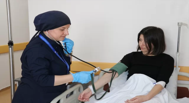 Kovid19 sebebiyle erken doğum yapan hemşire artık hastalarına daha özveriyle yaklaşıyor 
