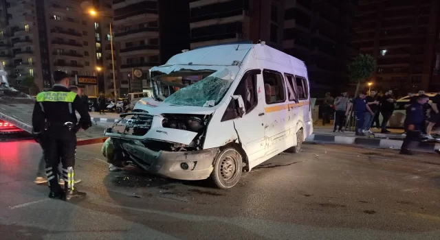 Manisa’da minibüsle çarpışan otomobilin sürücüsü öldü