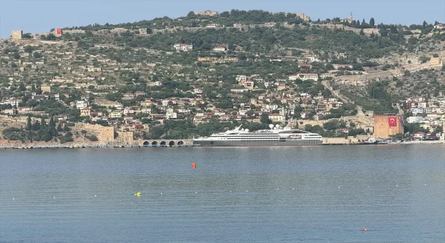 Yolcu gemisi ”L’austral” Alanya Limanı’na demirledi