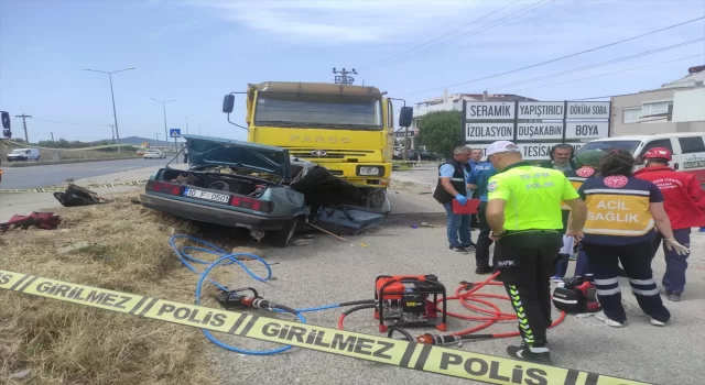 Balıkesir’de sürücüsü köpeğe vurmamak için manevra yapan otomobilin kamyona çarptığı kazada 3 kişi öldü